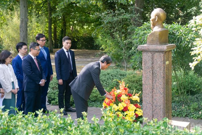 Ngày 6/7, tại tượng Chủ tịch Hồ Chí Minh trong công viên Montreau ở thành phố Montreuil, Đoàn công tác đã dâng hoa tưởng niệm Người. Cũng ở công viên này, có Bảo tàng Lịch sử Sống, nơi lưu giữ và trưng bày những hình ảnh, hiện vật quý về những năm tháng hoạt động cách mạng của Người ở Pháp.