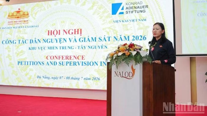Bà Lê Thị Nga, Ủy viên Trung ương Đảng, Chủ nhiệm Ủy ban Dân nguyện và Giám sát phát biểu khai mạc hội nghị.