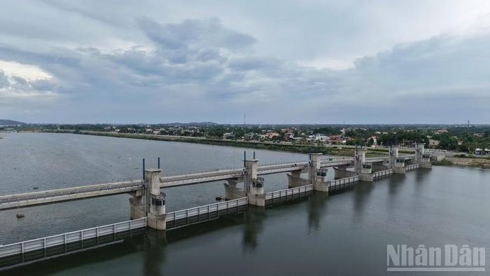 Các cửa van phẳng vận hành lên xuống bằng hệ thống xi lanh thủy lực, được điều khiển tự động bằng thiết bị hiện đại.