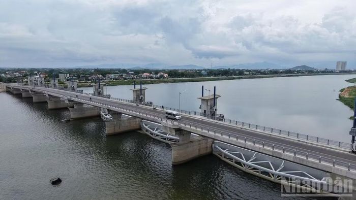 Dự án đập dâng hạ lưu sông Trà Khúc là công trình thủy lợi kết hợp giao thông nối đôi bờ sông Trà Khúc.