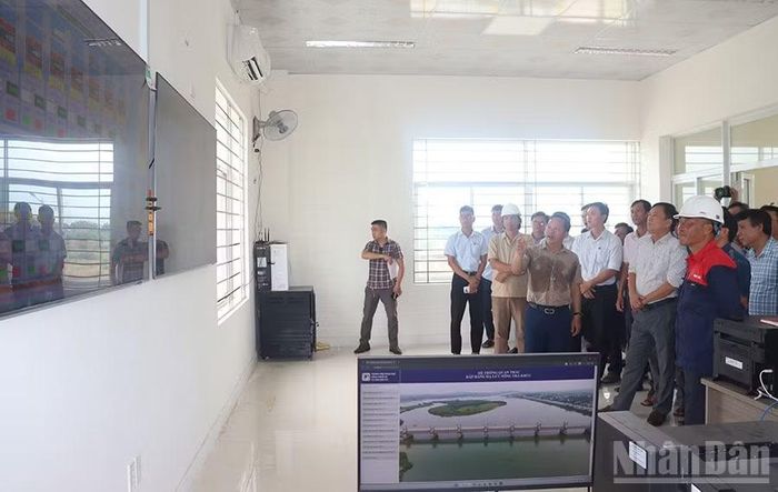 Các đại biểu chứng kiến quá trình vận hành chạy thử và đồng bộ thiết bị công trình đập dâng hạ lưu sông Trà Khúc.