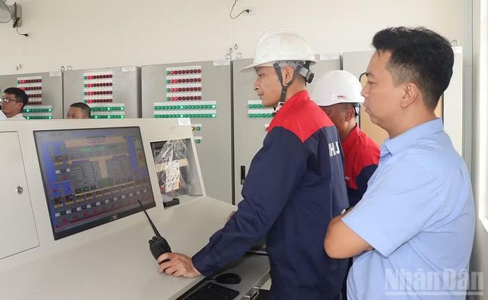 Kỹ thuật viên vận hành thử nghiệm hệ thống điều khiển SCADA công trình đập dâng hạ lưu sông Trà Khúc.