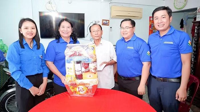 Lãnh đạo tỉnh Vĩnh Long cùng đoàn thanh niên thăm gia đình chính sách.