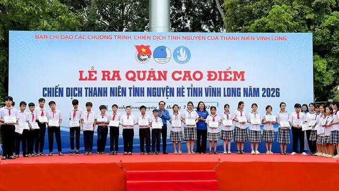 Trao tặng 30 góc học tập và 40 suất học bổng cho học sinh nghèo.