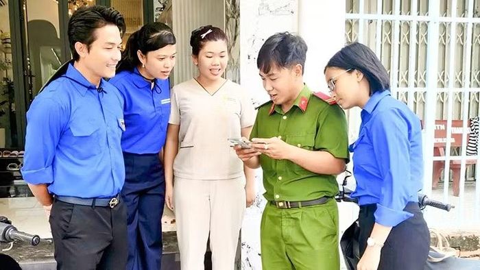 Tuổi trẻ Vĩnh Long hướng dẫn người dân thao tác ứng dụng số.