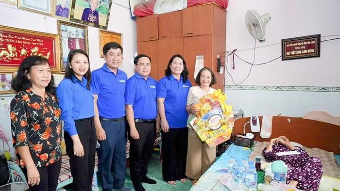 Lãnh đạo tỉnh Vĩnh Long cùng đoàn thanh niên đến thăm Mẹ Việt Nam Anh hùng ở phường Long Châu, tỉnh Vĩnh Long.