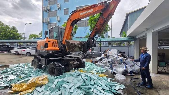 Lực lượng chức năng tiến hành tiêu hủy toàn bộ số thuốc lá điếu do nước ngoài sản xuất là tang vật vụ án.