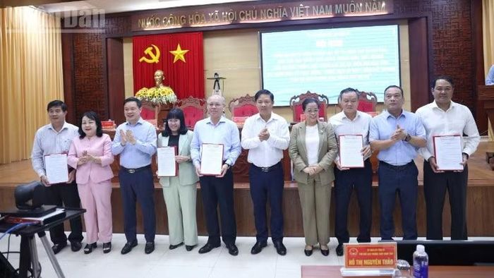 Ban Thường vụ Tỉnh ủy thành lập 5 tổ công tác do các đồng chí Thường trực Tỉnh ủy làm tổ trưởng, trực tiếp chỉ đạo, kiểm tra hiện trường và tháo gỡ khó khăn, vướng mắc trong quá trình triển khai.