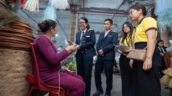 Ngành Thuế tăng cường hỗ trợ hộ kinh doanh trong quá trình chuyển đổi sang phương thức quản lý thuế hiện đại.