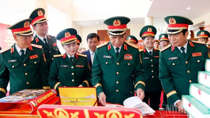 Đại tướng Phan Văn Giang và lãnh đạo Bộ Quốc phòng, Học viện Lục quân tại không gian trưng bày ấn phẩm kỷ niệm 80 năm Ngày truyền thống Học viện Lục quân.
