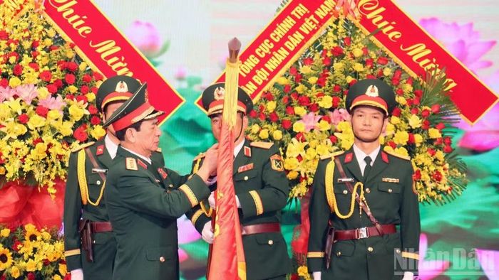 Đại tướng Phan Văn Giang gắn Huân chương Bảo vệ Tổ quốc hạng nhất do Chủ tịch nước tặng Học viện Lục quân trên quân kỳ truyền thống của Học viện.
