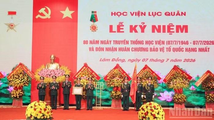 Đại tướng Phan Văn Giang trao Huân chương Bảo vệ Tổ quốc hạng nhất do Chủ tịch nước tặng Học viện Lục quân tại lễ kỷ niệm.