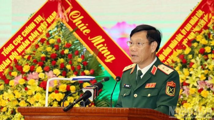 Trung tướng Đỗ Minh Xương, Giám đốc Học viện Lục quân đọc diễn văn kỷ niệm.