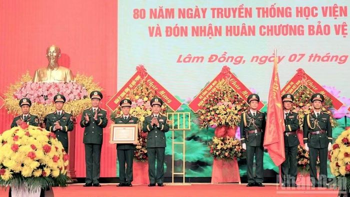Đại tướng Phan Văn Giang trao Huân chương Bảo vệ Tổ quốc hạng nhất do Chủ tịch nước tặng Học viện Lục quân tại lễ kỷ niệm.
