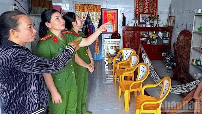 Công an xã Gành Hào (tỉnh Cà Mau) đến thăm, chúc mừng gia đình ông Ngô Chí Linh cải thiện cuộc sống trong ngôi nhà mới được hỗ trợ sửa chữa.