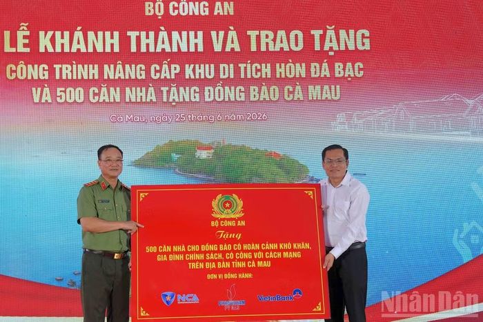 Thượng tướng Phạm Thế Tùng, Thứ trưởng Công an (bên trái) bàn giao 500 căn nhà cho đại diện chính quyền tỉnh Cà Mau.