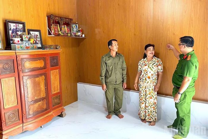 Công an xã Trí Phải (tỉnh Cà Mau) đến thăm hỏi, động viên và chúc mừng hộ Lâm Ngọc Điệp, ngụ ấp Kinh 5B (đứng giữa) hoàn thành xây dựng nhà tình nghĩa do Bộ Công an hỗ trợ.