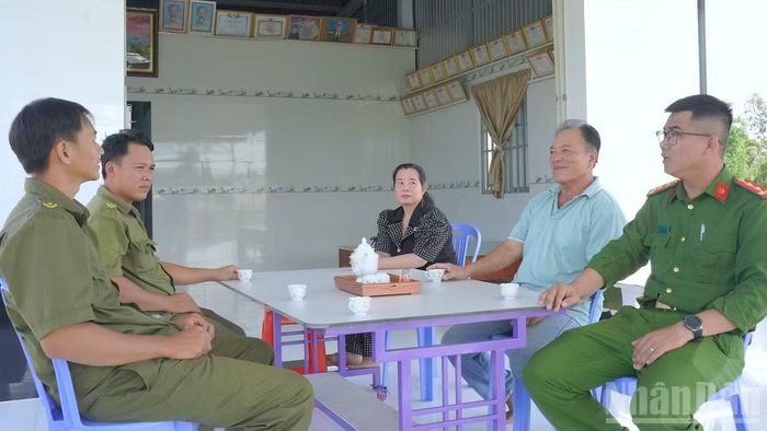 Công an xã Đá Bạc (tỉnh Cà Mau) và lực lượng an ninh, trật tự cơ sở thăm hỏi, chúc mừng ông Bùi Thanh Hận (ấp Sào Lưới, xã Đá Bạc, tỉnh Cà Mau) an cư trong ngôi nhà mới.