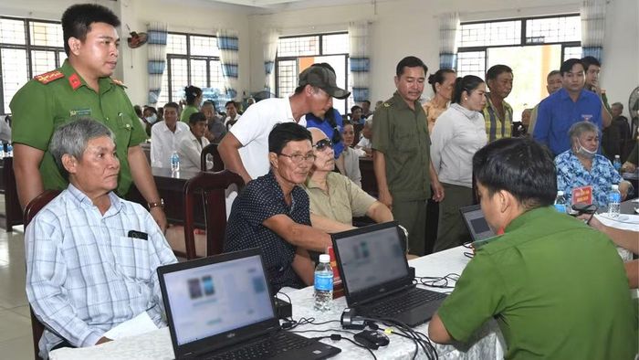 Công an tỉnh Tây Ninh triển khai lấy mẫu sinh phẩm cho nhiều thân nhân liệt sĩ tại xã Hòa Khánh.