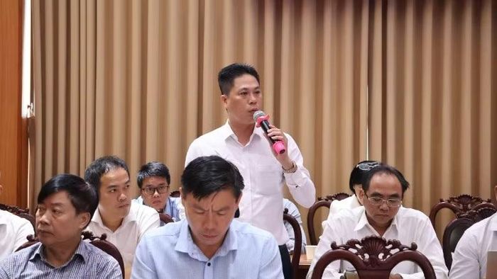 Đại biểu chia sẻ kinh nghiệm thực tiễn và kiến nghị tại hội nghị.