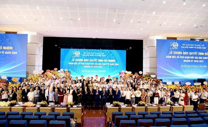 Tập thể lãnh đạo, cán bộ, giảng viên Đại học Kinh tế Quốc dân chụp ảnh lưu niệm.