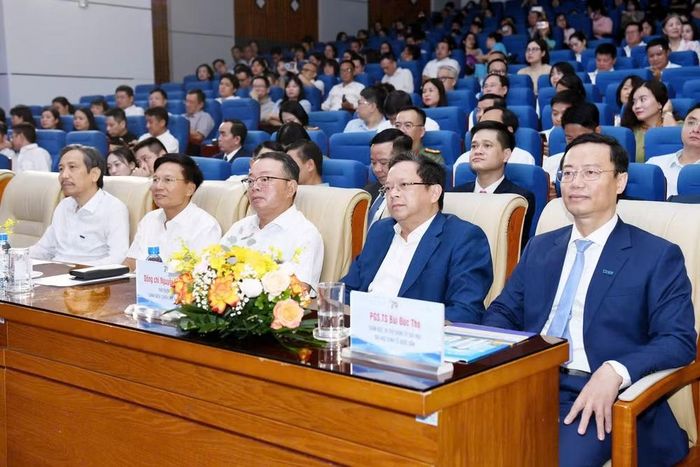 Các đại biểu tham dự chương trình.