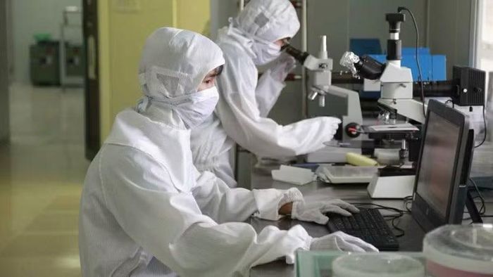 Sinh viên tại phòng thí nghiệm Vật lý Trường đại học Khoa học Tự nhiên (Đại học Quốc gia Hà Nội).