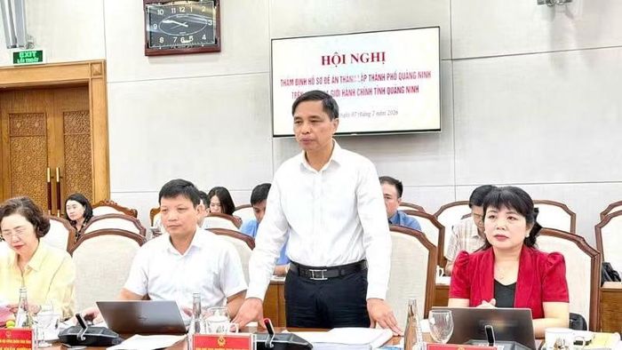 Phó Chủ tịch Thường trực Ủy ban nhân dân tỉnh Quảng Ninh Vũ Văn Diện phát biểu tại hội nghị.