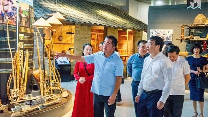 Đoàn công tác liên ngành đã khảo sát tại Bảo tàng-Thư viện tỉnh Quảng Ninh.
