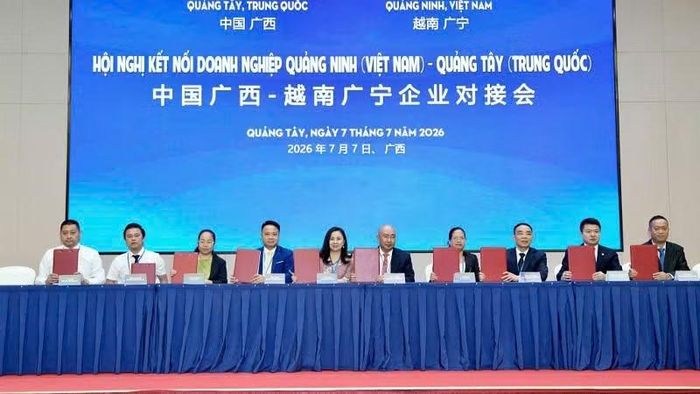 11 biên bản ghi nhớ, thỏa thuận hợp tác giữa doanh nghiệp Quảng Ninh và Quảng Tây đã được ký kết tại hội nghị. (Ảnh: QMG)