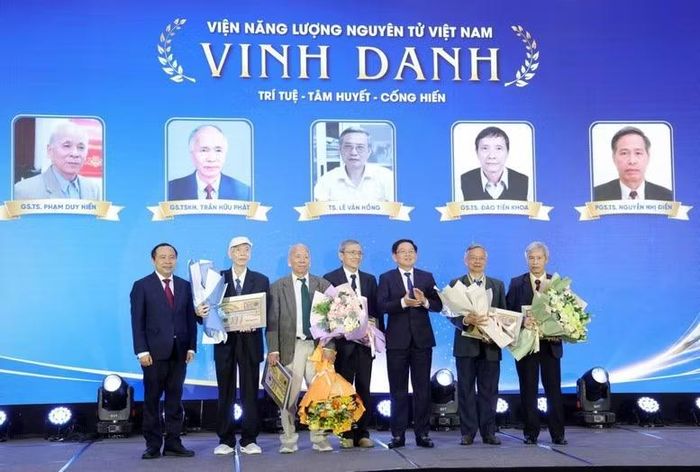 Phó Thủ tướng Hồ Quốc Dũng, Bộ trưởng Khoa học và Công nghệ Vũ Hải Quân trao hoa tri ân và vinh danh các nhà khoa học.