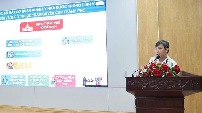 Ông Lê Việt Bảo, Phó Chi cục trưởng Chi cục Chăn nuôi và Thú y thành phố, phát biểu tại hội nghị.