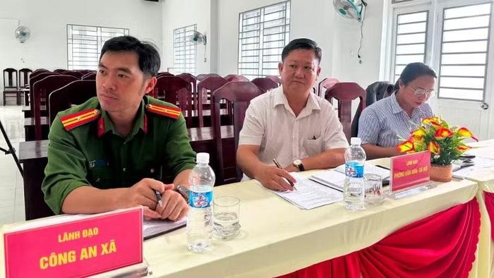 Đại diện Công an xã và các phòng, ban xã Tây Sơn dự buổi làm việc.