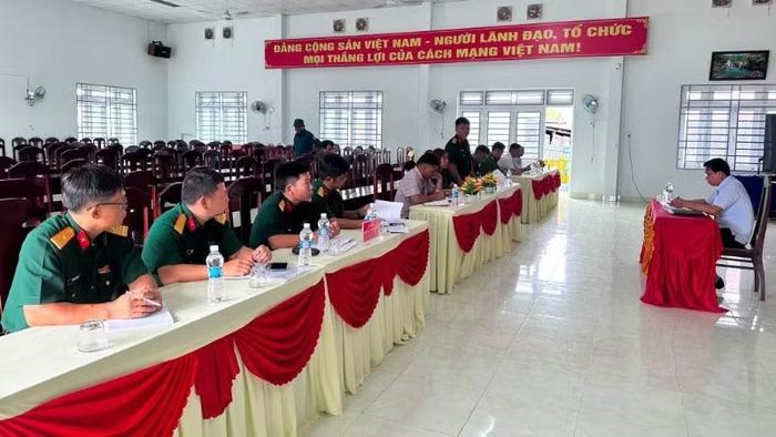 Ủy ban nhân dân xã Tây Sơn làm việc với các phòng, ban chức năng, Ban Chỉ huy Quân sự xã và Công an xã về công tác chuẩn bị các nội dung khai quật mộ liệt sĩ trên địa bàn.