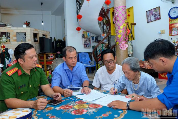 Bà Tôn Nữ Thị Bướm (93 tuổi) vẫn đủ minh mẫn để làm "Chứng thực chữ ký tại nhà".