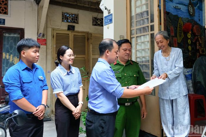 Đoàn công tác gồm cán bộ Trung tâm Phục vụ hành chính công phường, Công an khu vực, Trưởng khu phố và đoàn viên thanh niên cùng phối hợp, nhiệt tình hỗ trợ người dân.