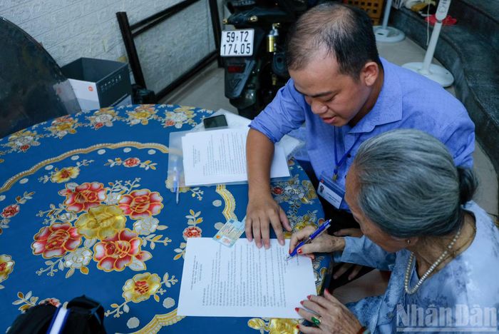 Trung tâm Phục vụ hành chính công phường luôn sẵn sàng sắp xếp lịch trình để hỗ trợ kịp thời khi nhận được thông tin từ người dân. Quy trình thực hiện luôn được chú trọng đơn giản hóa, bảo đảm tính pháp lý.