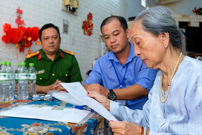 Chuyên viên Trung tâm Phục vụ hành chính công phường luôn sẵn sàng để hỗ trợ người dân hoàn tất thủ tục pháp lý ngay tại gia đình.