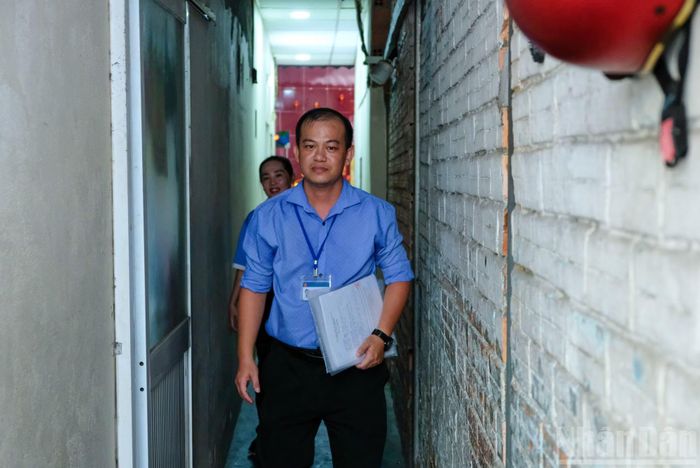 Đoàn công tác của Trung tâm Phục vụ hành chính công phường Tân Định đến tận nhà giúp người già yếu, người khuyết tật và những trường hợp khó khăn trong đi lại tiếp cận dịch vụ hành chính công.