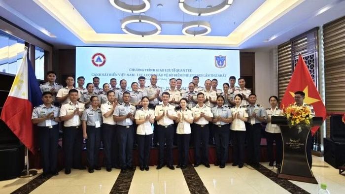 Đoàn Sĩ quan trẻ Cảnh sát biển Việt Nam và Lực lượng Bảo vệ bờ biển Philippines chụp ảnh lưu niệm.