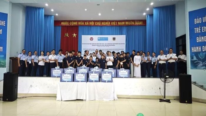 Sĩ quan trẻ Cảnh sát biển Việt Nam và Lực lượng Bảo vệ bờ biển Philippines thăm, giao lưu tại Làng trẻ em SOS Đà Nẵng.