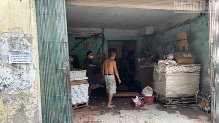 Dọc tuyến ngõ, nhiều hộ dân đã chủ động di chuyển tài sản, tháo dỡ biển hiệu, mái che, bàn giao mặt bằng cho lực lượng chức năng.