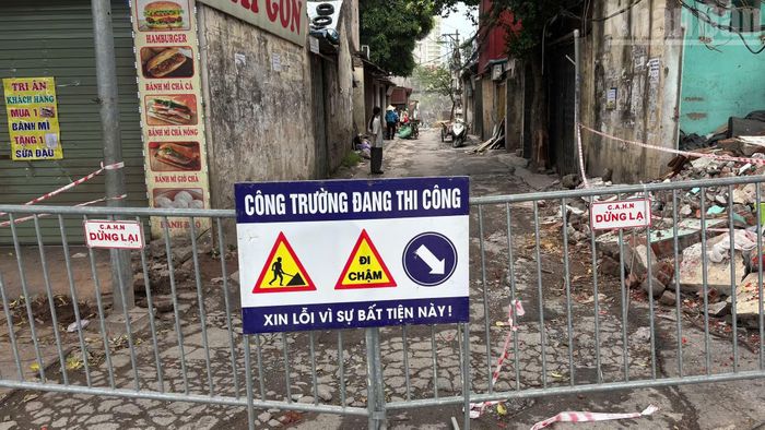 Mặt đường hiện trạng nhỏ hẹp, có đoạn chỉ rộng hơn 2m, trong khi lưu lượng phương tiện qua lại lớn, nhất là vào giờ cao điểm và thời điểm học sinh Trường tiểu học An Hòa tan học.