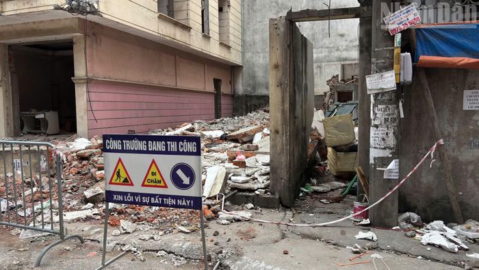 Tại các vị trí đang thi công, đơn vị thực hiện dự án bố trí rào chắn, biển cảnh báo và hướng dẫn giao thông nhằm bảo đảm an toàn cho người dân qua lại.