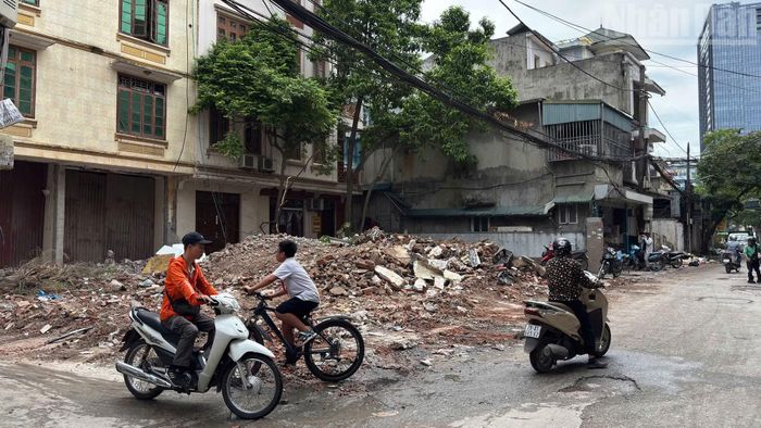 Nhiều người dân sinh sống trong khu vực cho biết, tình trạng ùn tắc, đường xuống cấp tại ngõ 381 Nguyễn Khang đã kéo dài nhiều năm.