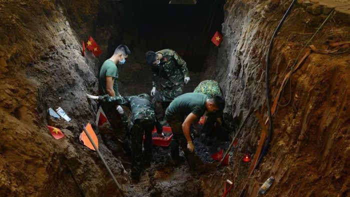 Công tác tìm kiếm được thực hiện cẩn trọng, tỉ mỉ từng động tác.
