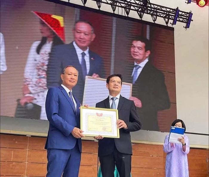 Đại sứ Phạm Trường Giang đã thay mặt Ủy ban Trung ương Mặt trận Tổ quốc Việt Nam trao Bằng khen tặng Ban Chấp hành Hội người Việt Nam tại Slovakia. (Ảnh: Đại sứ quán Việt Nam tại Slovakia cung cấp)