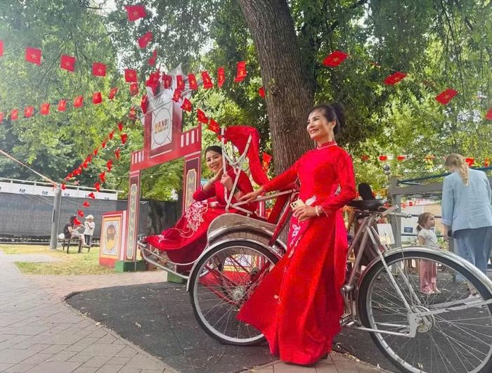 Hình ảnh chiếc xích lô của Việt Nam cũng được trưng bày và giới thiệu tại sự kiện Ngày Việt Nam tại Slovakia. (Ảnh: Đại sứ quán Việt Nam tại Slovakia cung cấp)