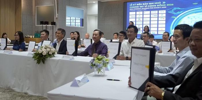 Các doanh nghiệp ký kết biên bản ghi nhớ thực hiện chương trình "Chung tay vì cộng đồng".