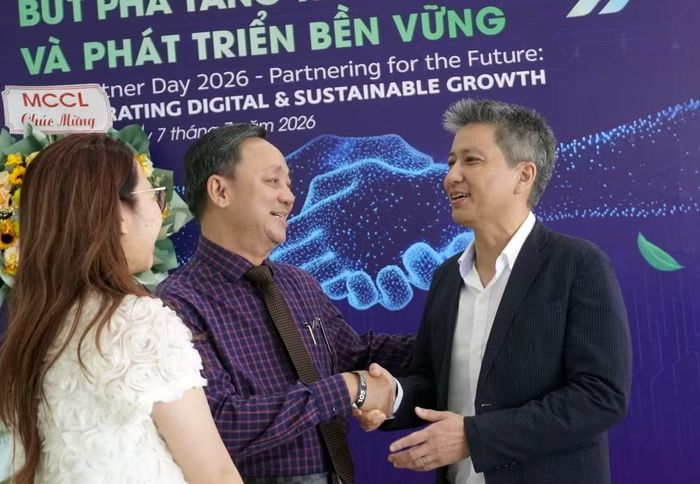 Ông Kulachet Dharachandra (phải) và ông Phạm Văn Triêm - Chủ tịch Hiệp hội doanh nghiệp nhỏ và vừa Thành phố Hồ Chí Minh, Chủ tịch hội đồng quản trị Công ty cổ phần đầu tư và xây dựng Tân Phước Thịnh trao đổi, bắt tay cùng chung tay với chương trình.